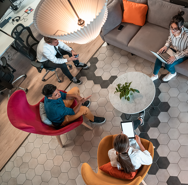 Espacio de trabajo moderno con miembros del equipo colaborando