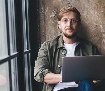 Professionelles Teammitglied arbeitet mit Laptop